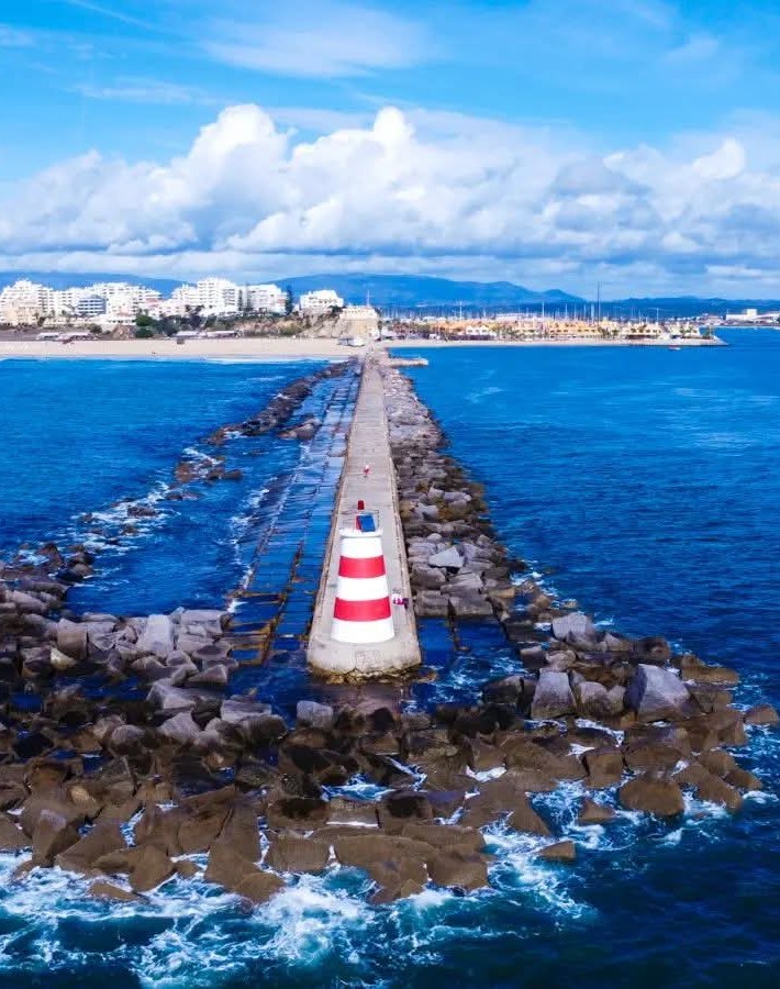Farol e molhe sobre o oceano Atlântico