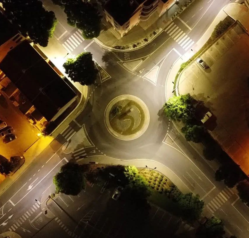 Rotunda iluminada vista aérea noturna