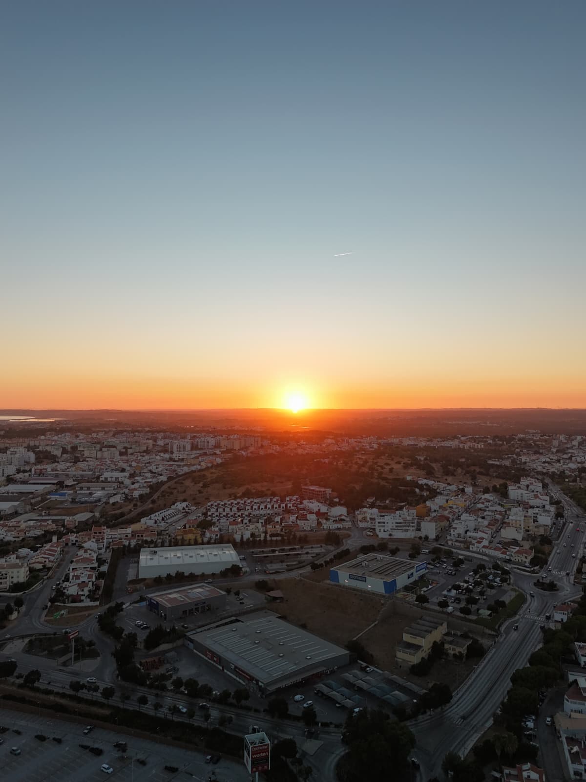 Pôr-do-sol aéreo sobre cidade algarvia