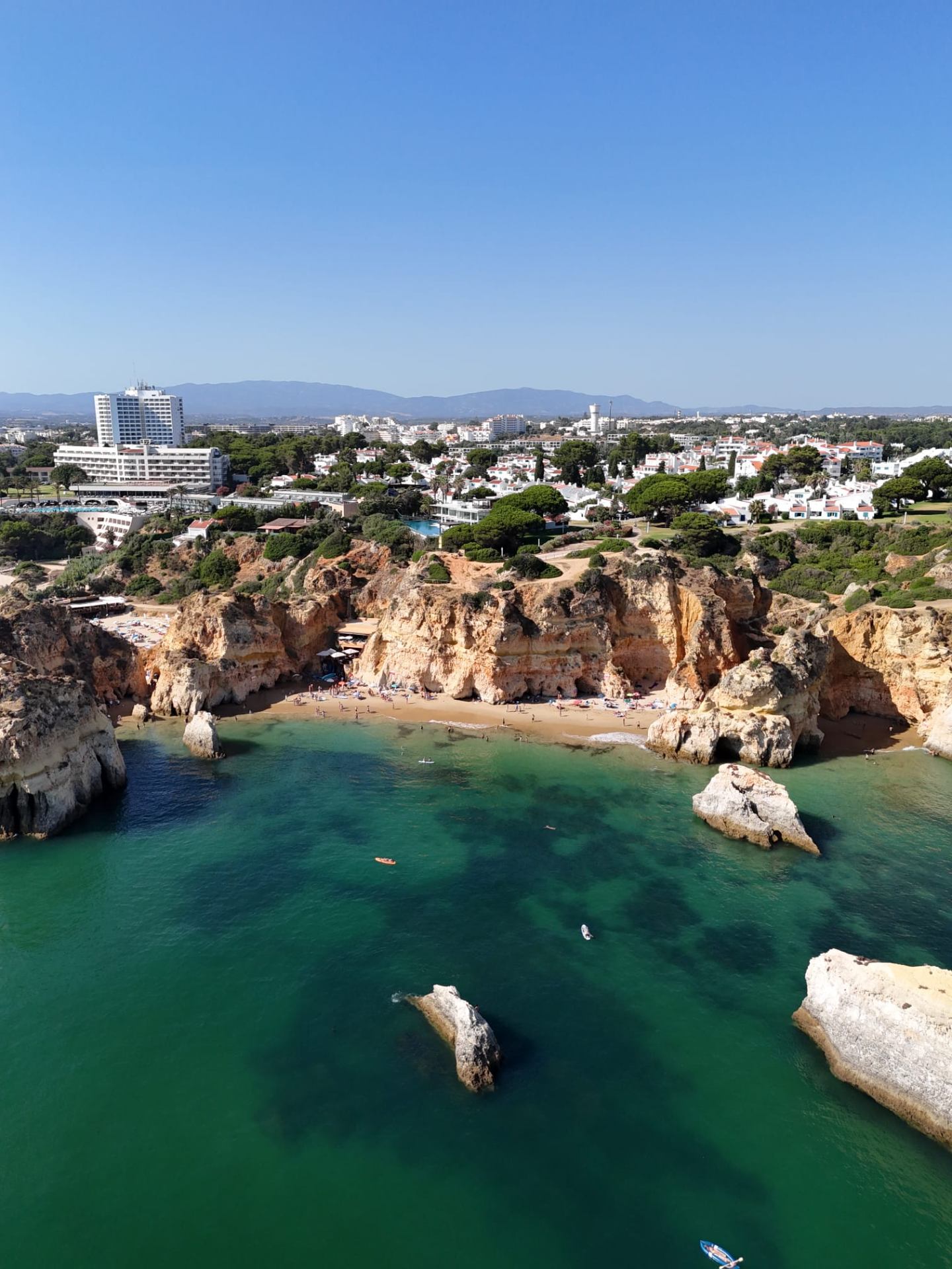 Praia, falésias e resort costeiro do Algarve